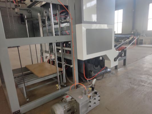 Macchina di taglio di materiale di imballaggio in pellicola di plastica per la fabbricazione di scatole di pizza offerta da LIHENG