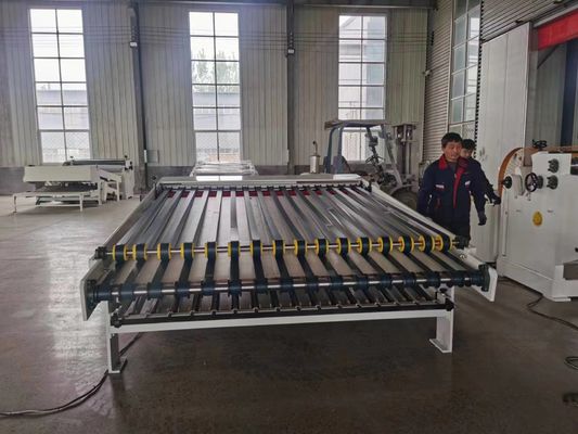 Macchina automatica per tagliare fogli per la lavorazione della carta